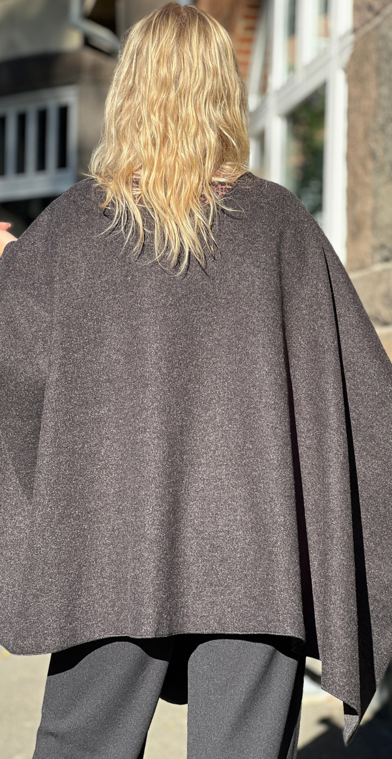 Aya poncho med knudedetalje og flagermusærmer sort LikeLondon
