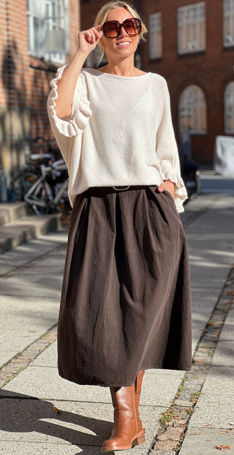 Louise strikbluse i baby alpaca med flæsedetaljer og 3/4 ærmer beige LikeLondon