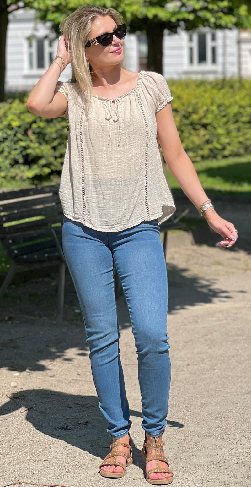 Karin bluse med korte ærmer, bindebånd og hæklede detaljer beige LikeLondon