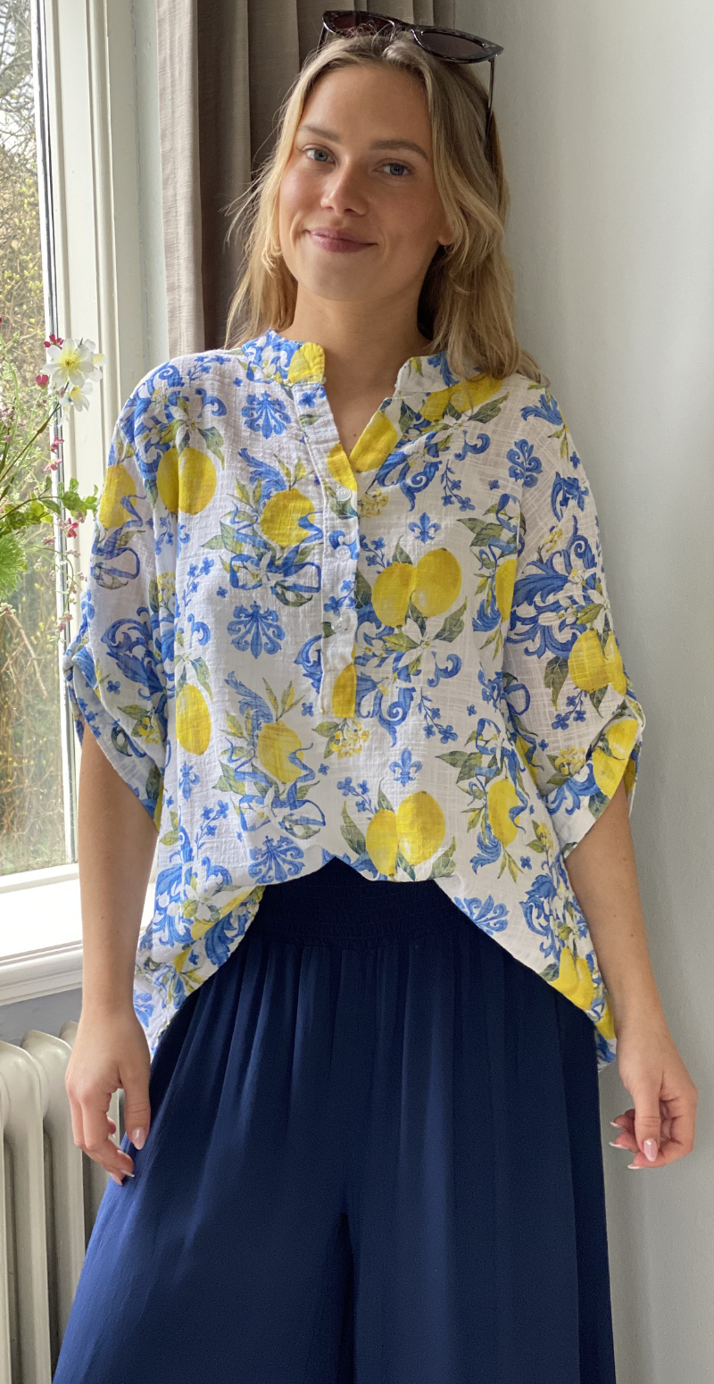 Rosella bluse med stolpelukning, citroner og blomster blå LikeLondon