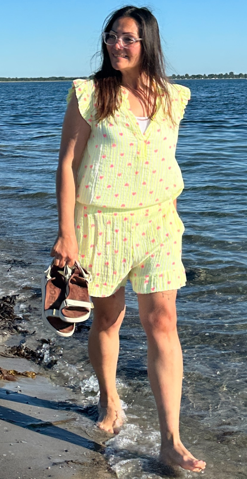 Cheri shorts med hjerter og peplum gul LikeLondon by Christina