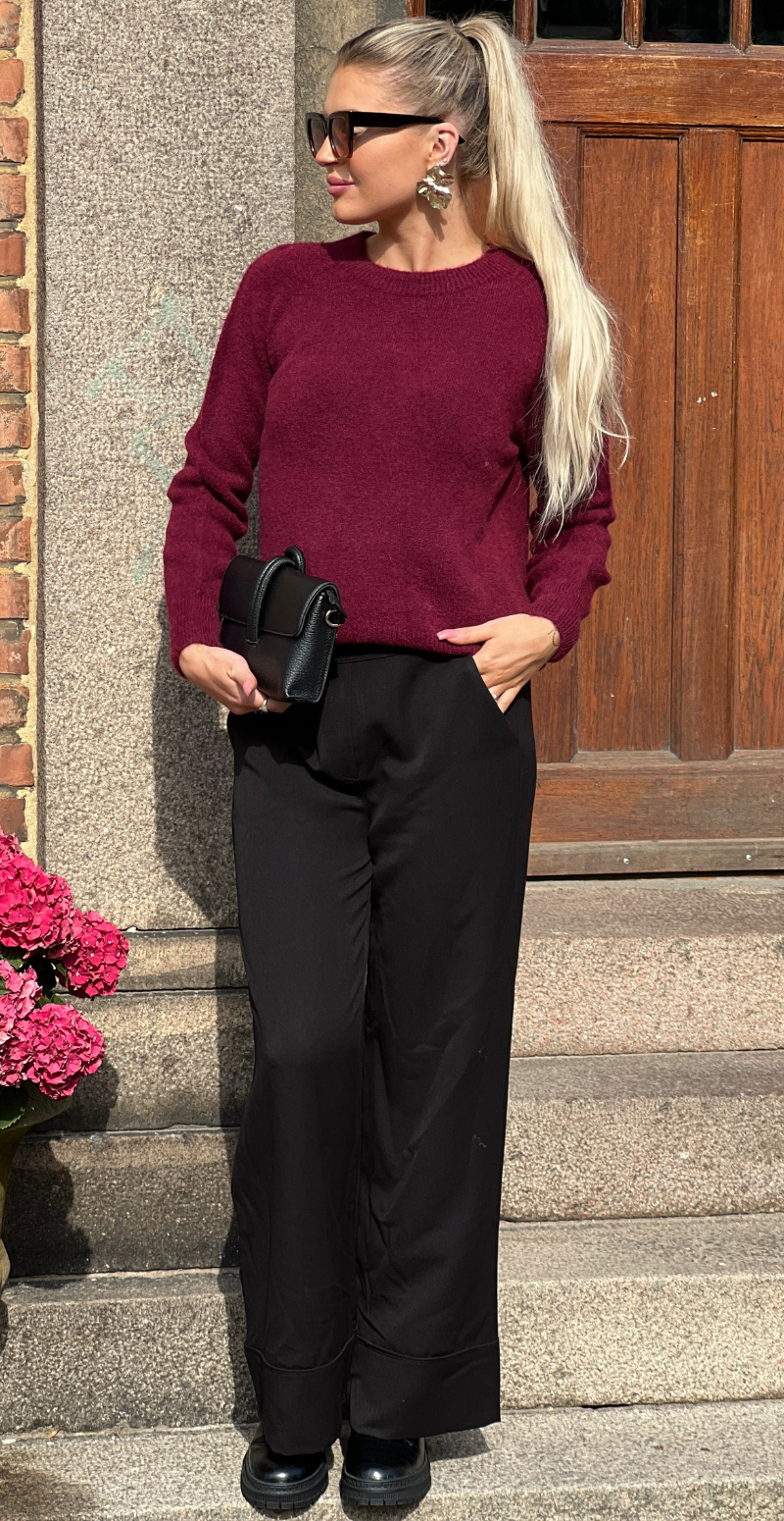 Antonia strikbluse med alpakauld og rund hals vino LikeLondon