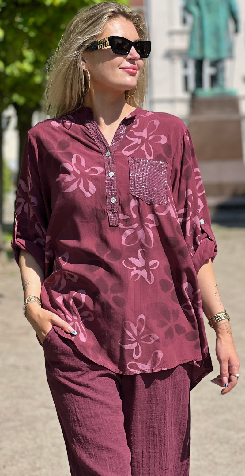 Karla bluse med blomsterprint og pailletdetaljer bordeaux LikeLondon
