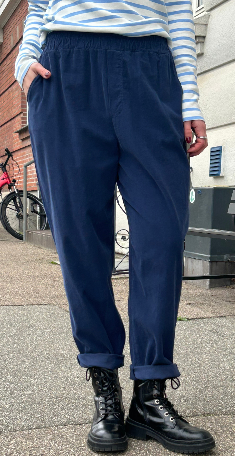 Forudbestil uge 4 Erin fløjlsbukser med lommer og elastik i taljen navy LikeLondon