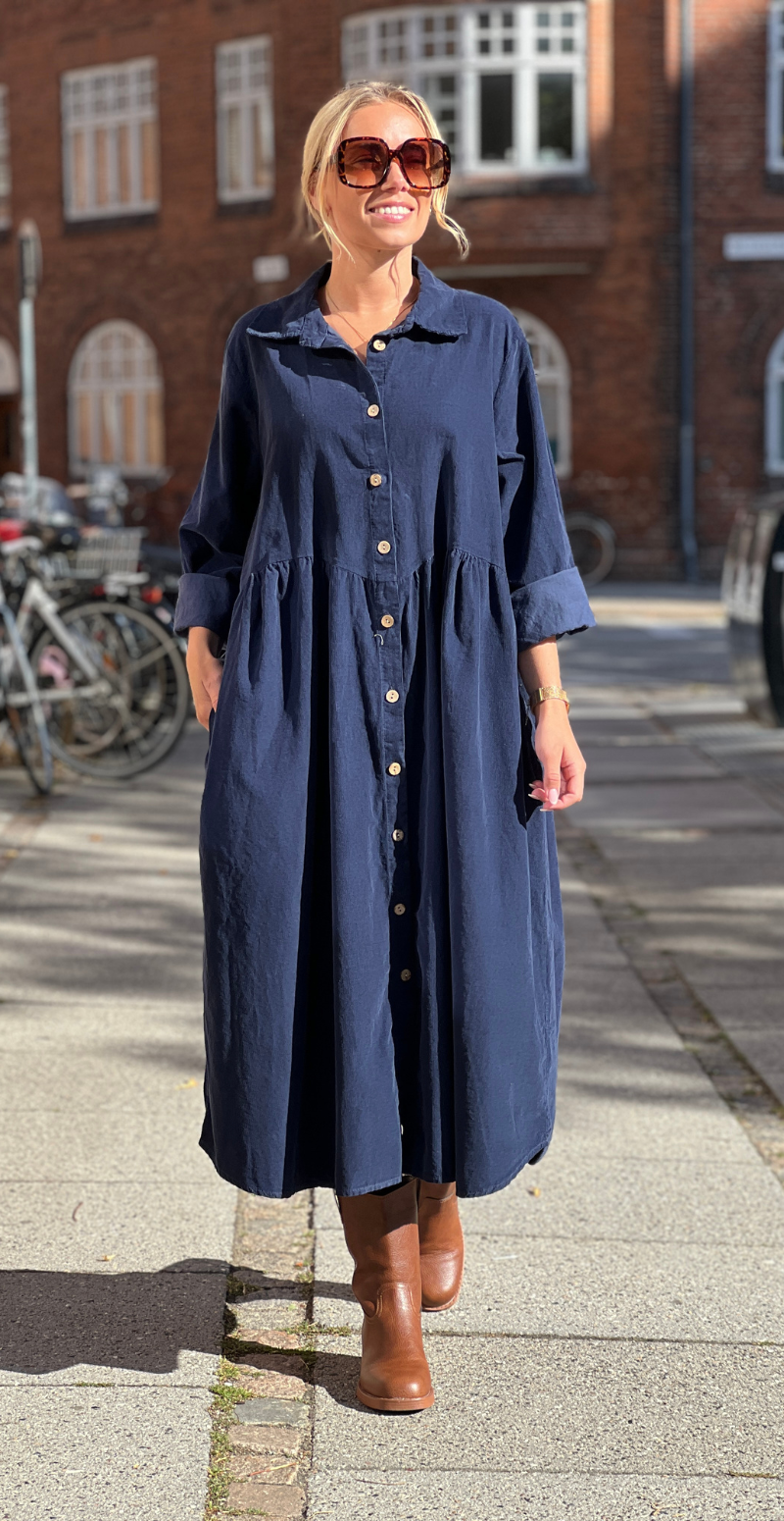 Benedikte fløjlskjole med rynker og knapper navy LikeLondon