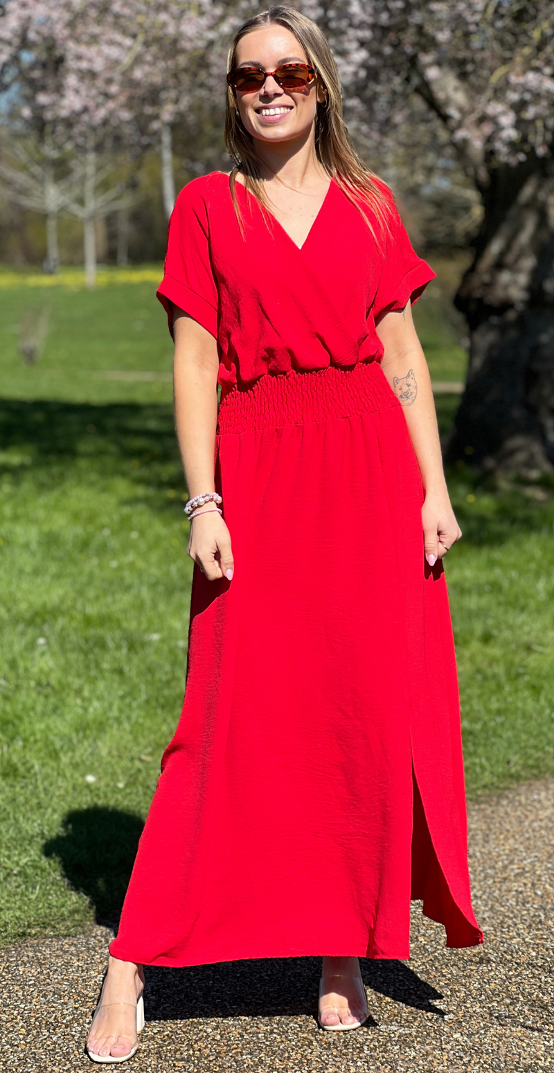 Dagny lang kjole med elastik i taljen og slids foran rød LikeLondon