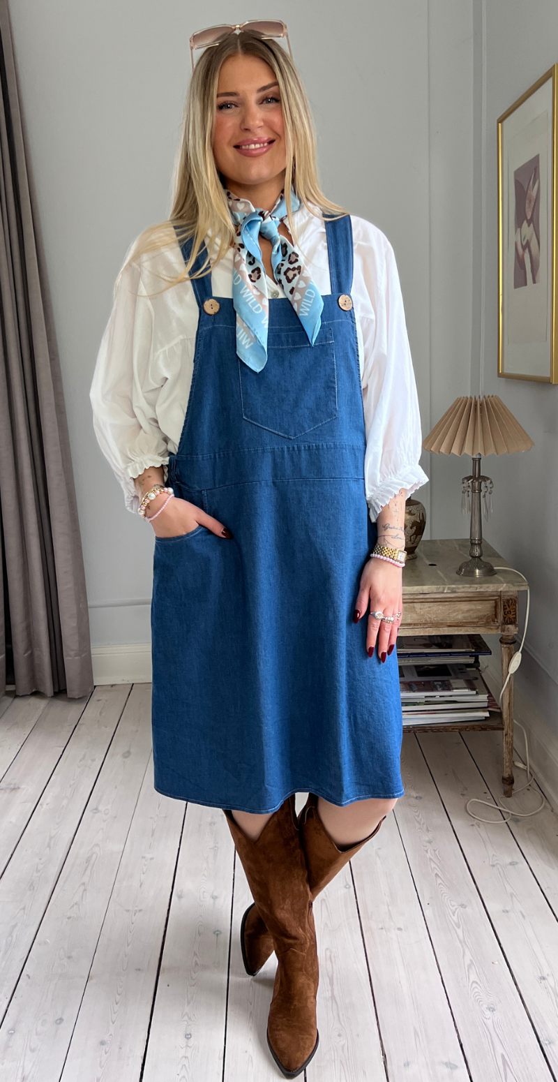 Amber kort denimspencer med træknapper og lomme foran medium jeans LikeLondon