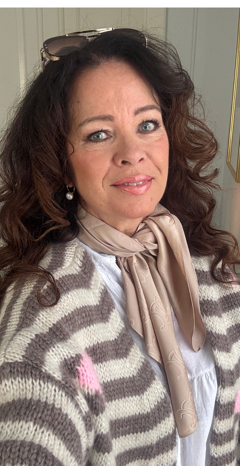 Silketørklæde med monogram mønster sand LikeLondon