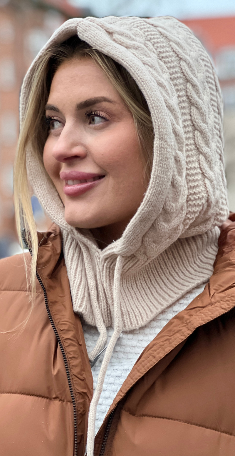 Kabelstrikket balaclava i uld sand LikeLondon