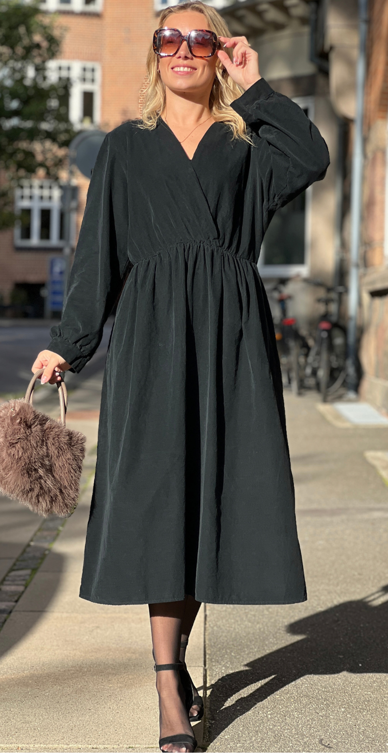 Ida fløjlskjole med slå-om effekt sort LikeLondon