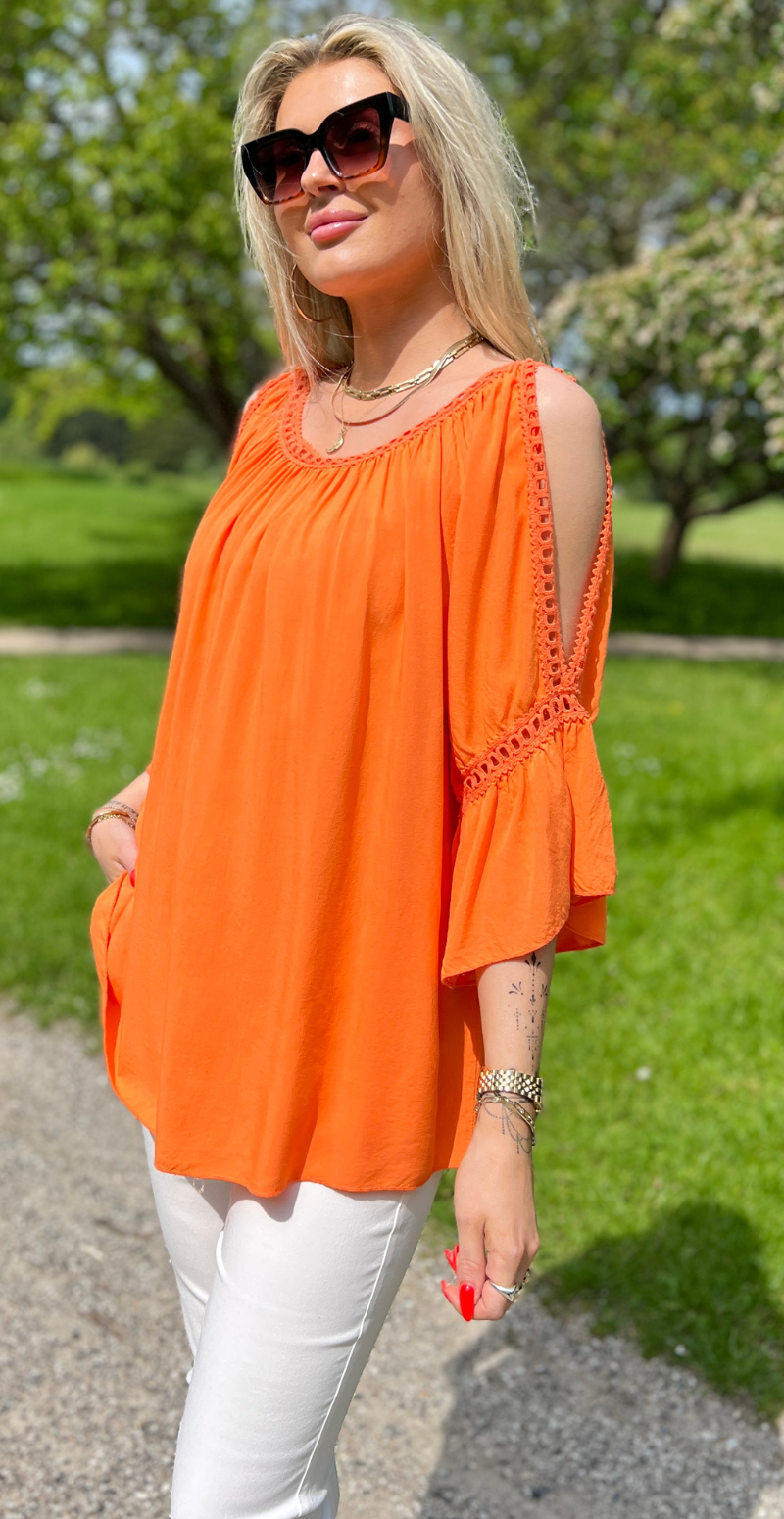 Arabella bluse med blondekanter og åben ved skulderen orange LikeLondon