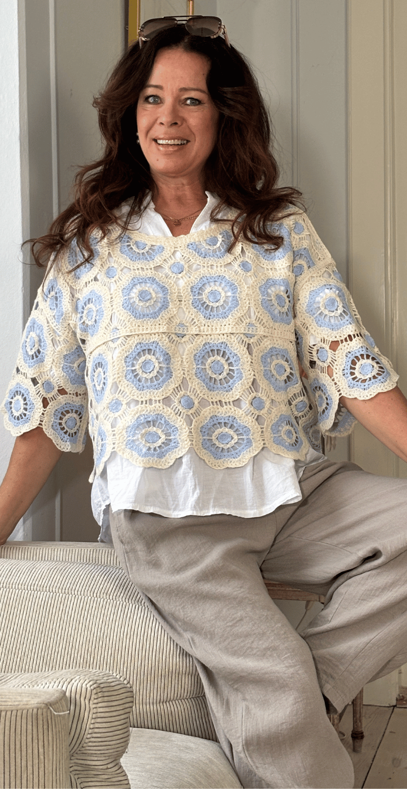 Edina kort hæklet bluse med mønster lysblå LikeLondon