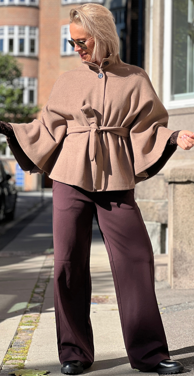 Antonella poncho med bindebånd camel LikeLondon