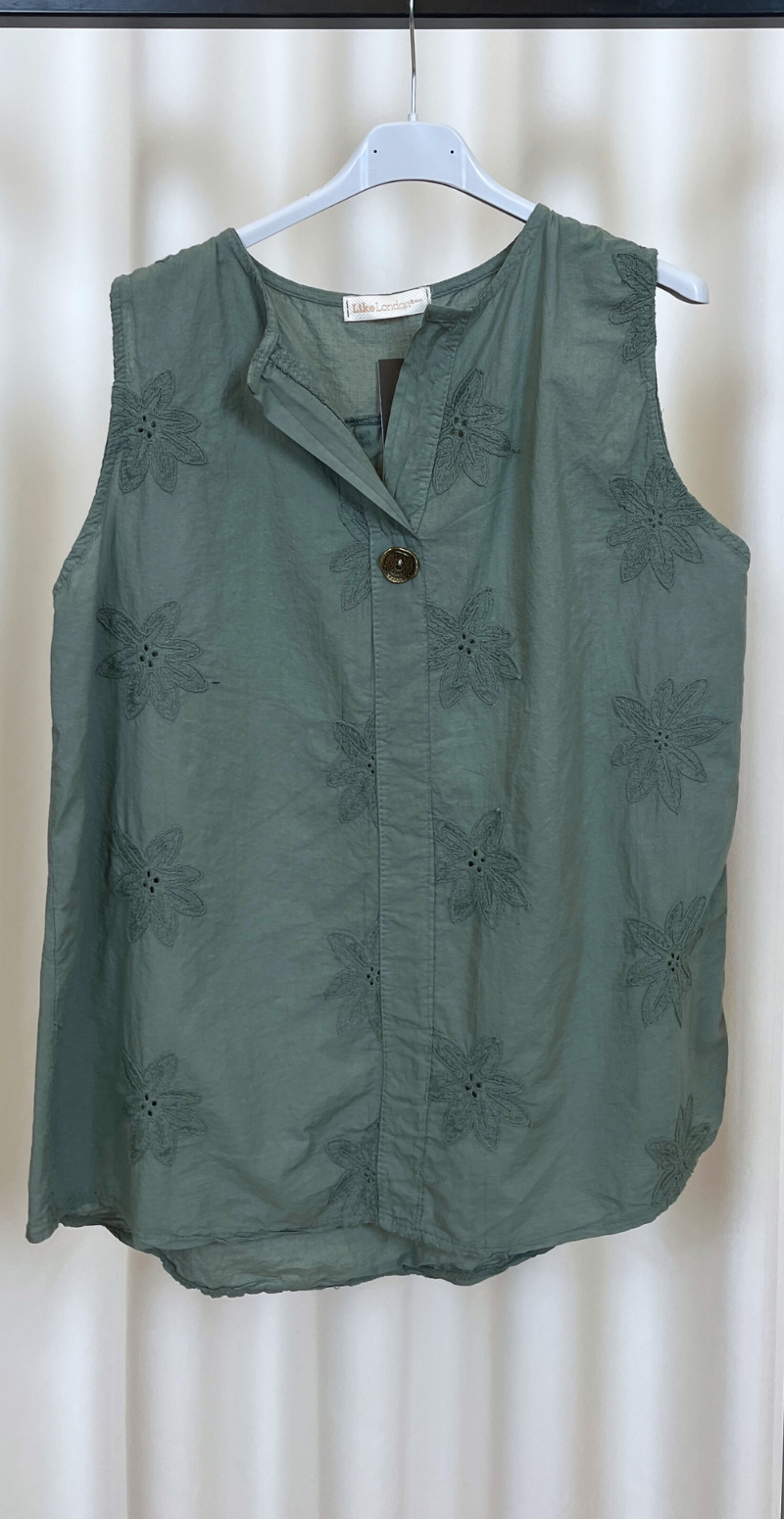 Vega ærmeløs bluse med broderi anglaise og bronzeknap khaki LikeLondon