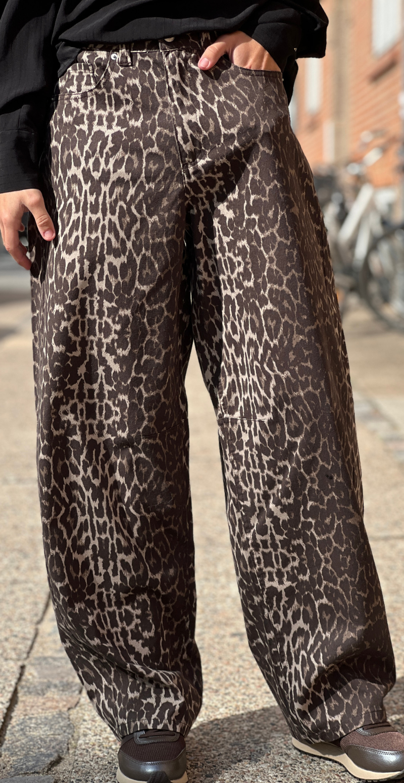 Rinna barrel jeans med leopardprint oyster gray w. granite gray Freequent