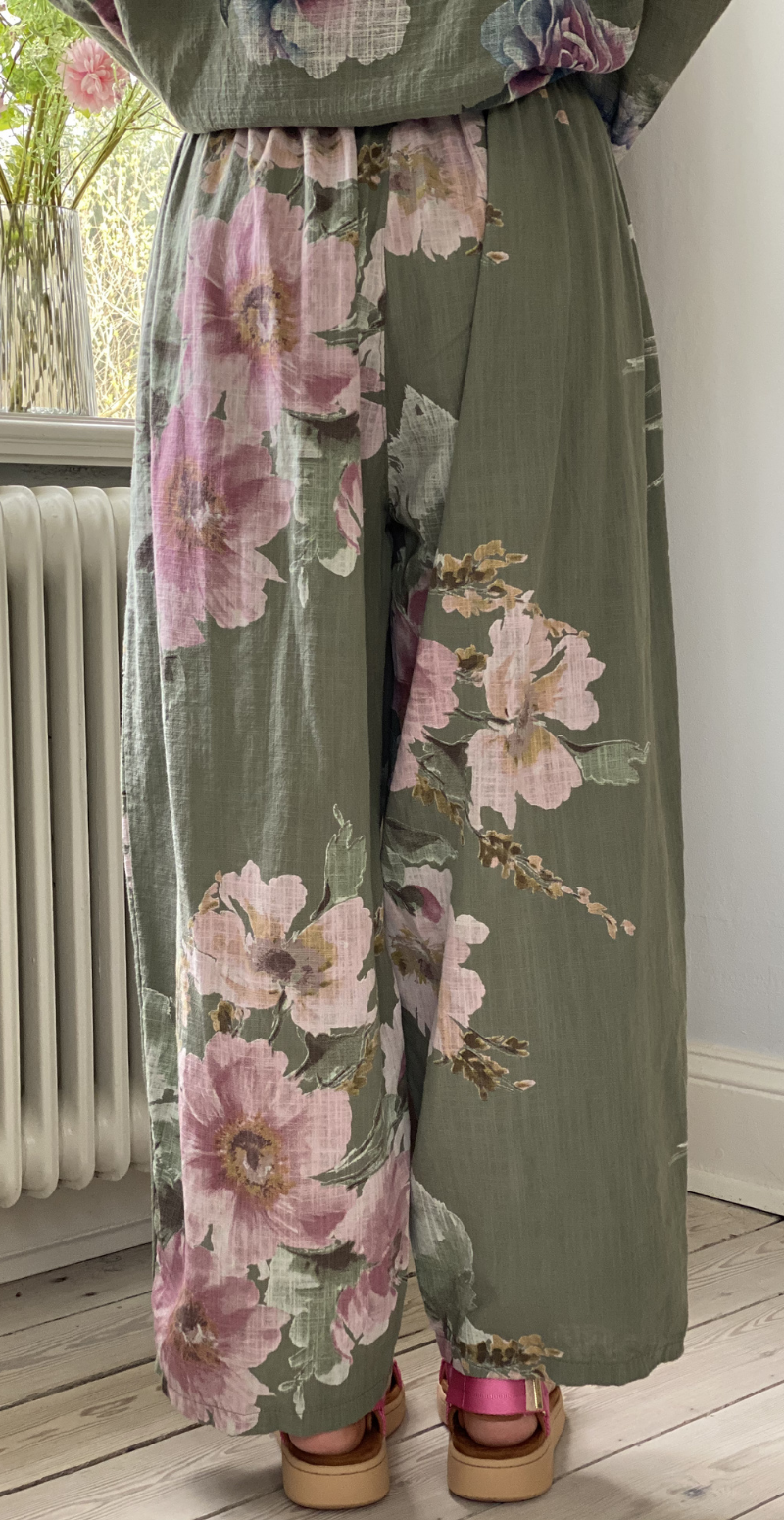 Forudbestil uge 24 Gwen bukser med blomsterprint og lommer khaki LikeLondon