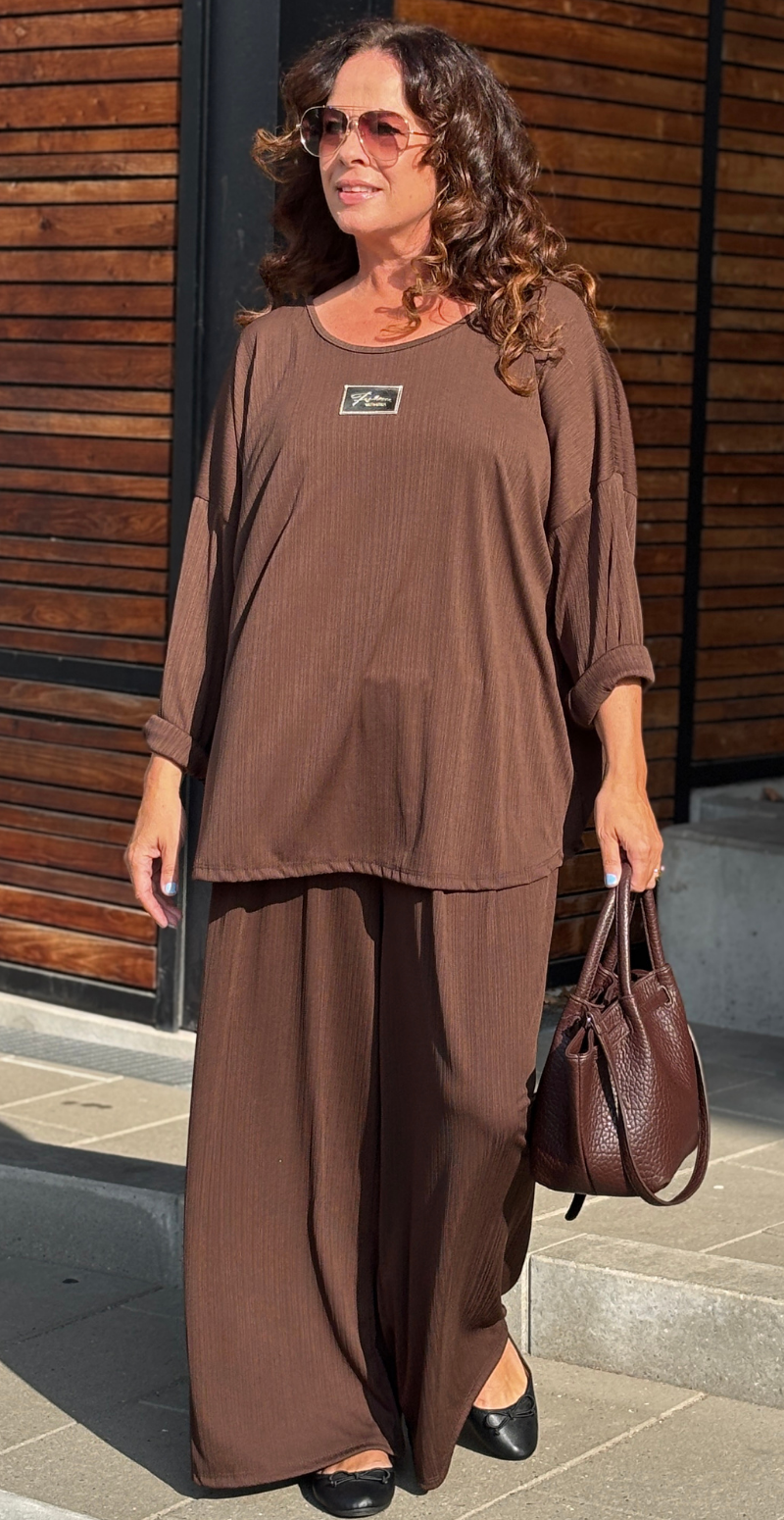 Tessie sæt med struktur og logo fortil bluse og bukser brun LikeLondon