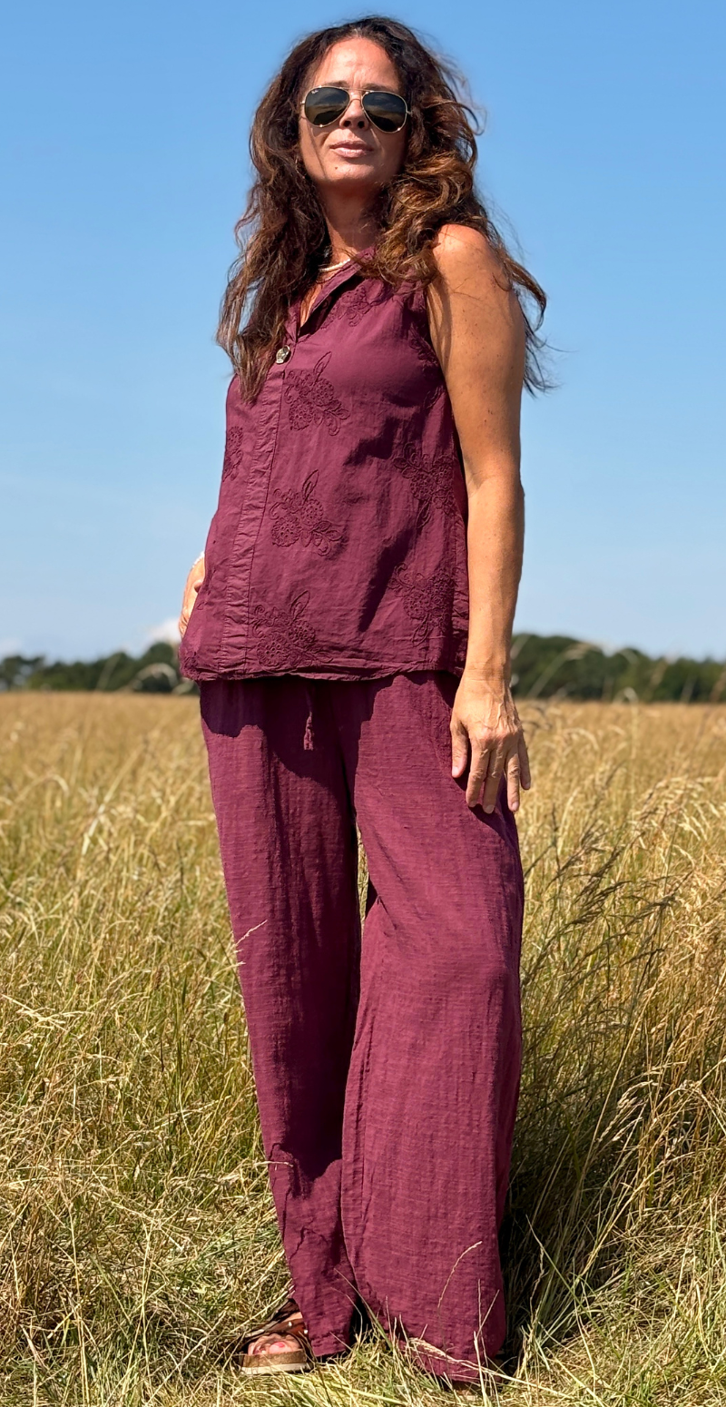 Vega ærmeløs bluse med broderi anglaise og bronzeknap bordeaux LikeLondon