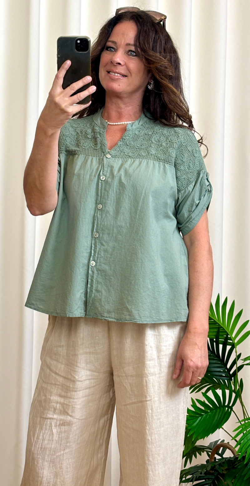 Opal bluse med broderi og knapper khaki LikeLondon