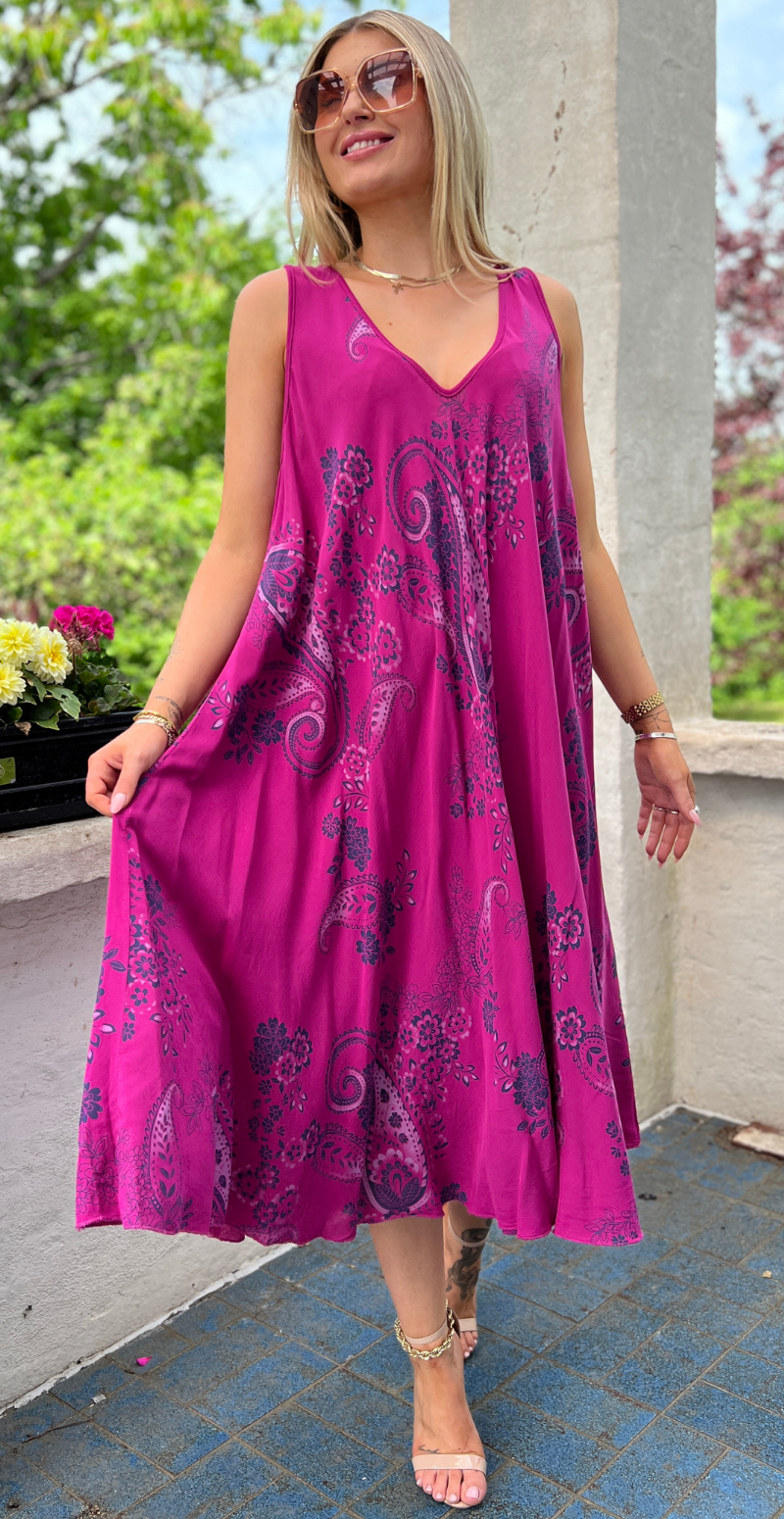 Safina vidde kjole uden ærmer med paisleyprint magentha LikeLondon