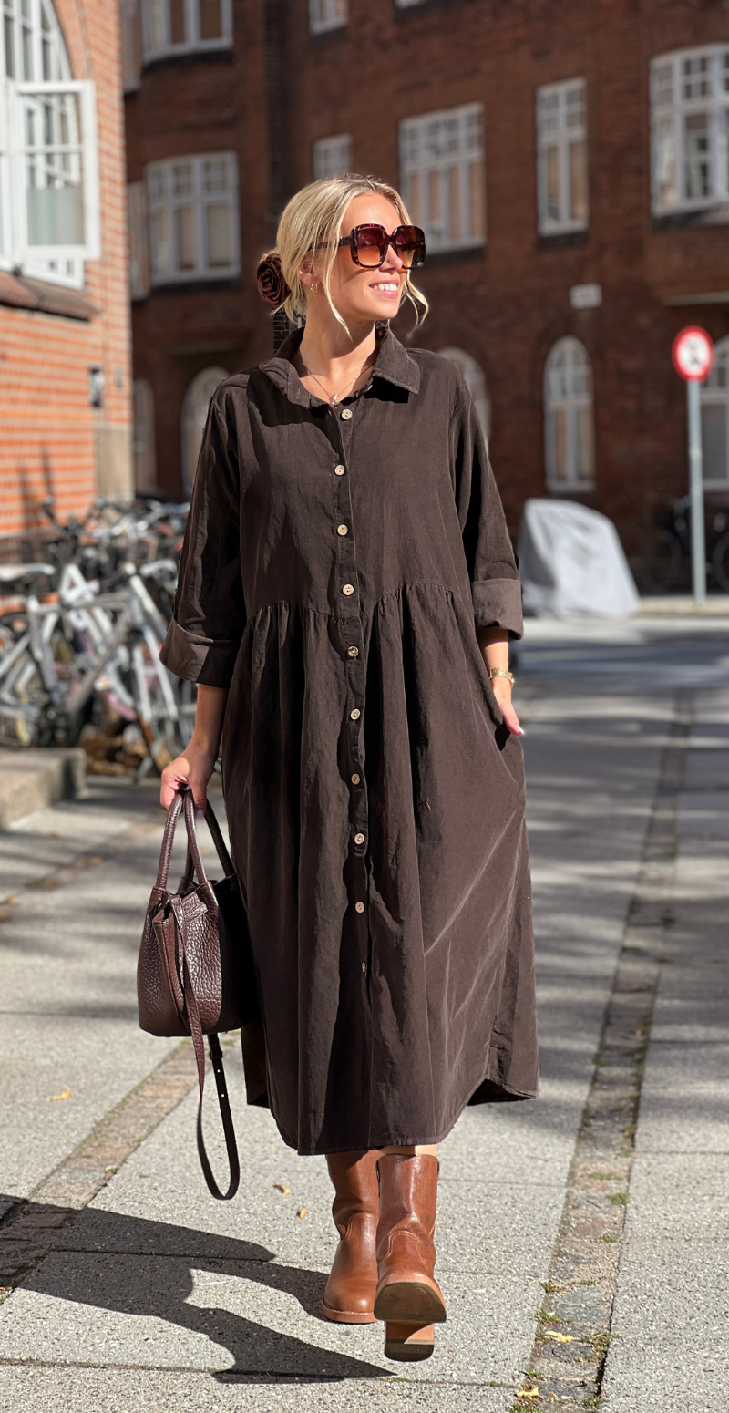 Benedikte fløjlskjole med rynker og knapper brun LikeLondon