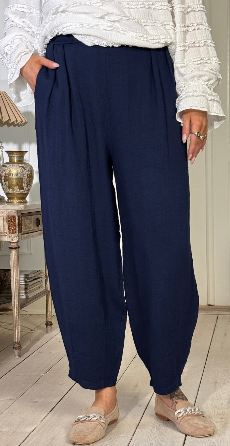 Forudbestil uge 8 Sutton bukser i barrel-fit med læg foran navy LikeLondon