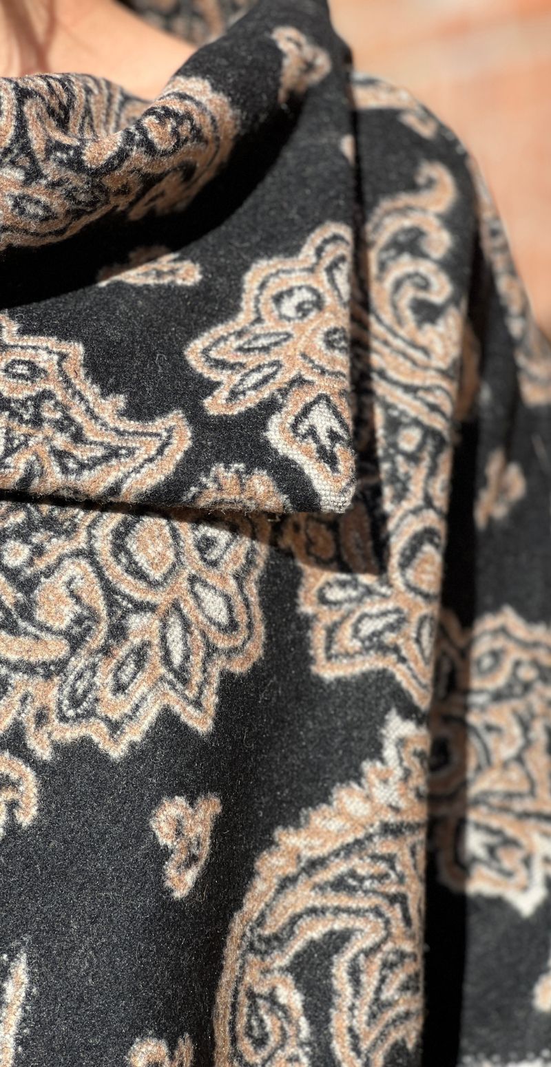 Sienna poncho med paisley mønster sort LikeLondon
