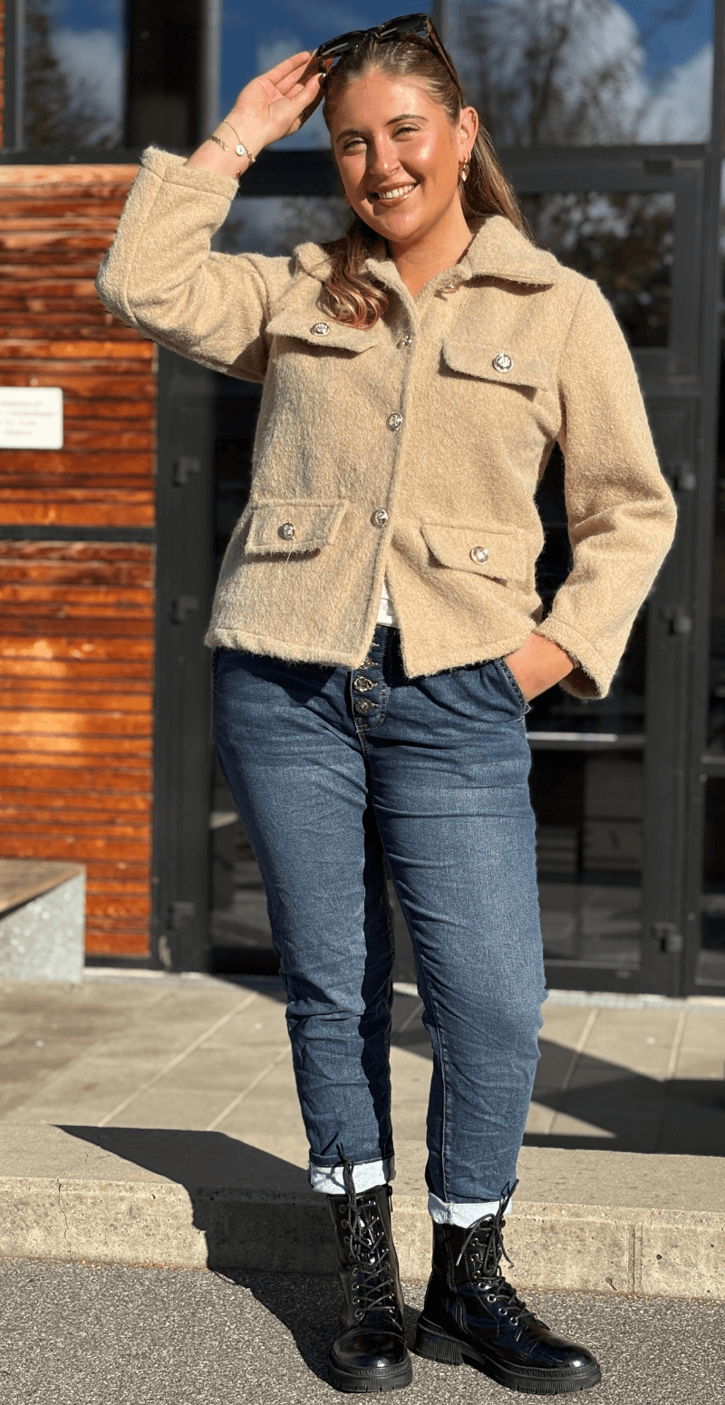 Anastacia klassisk jakke med pynteknapper beige LikeLondon