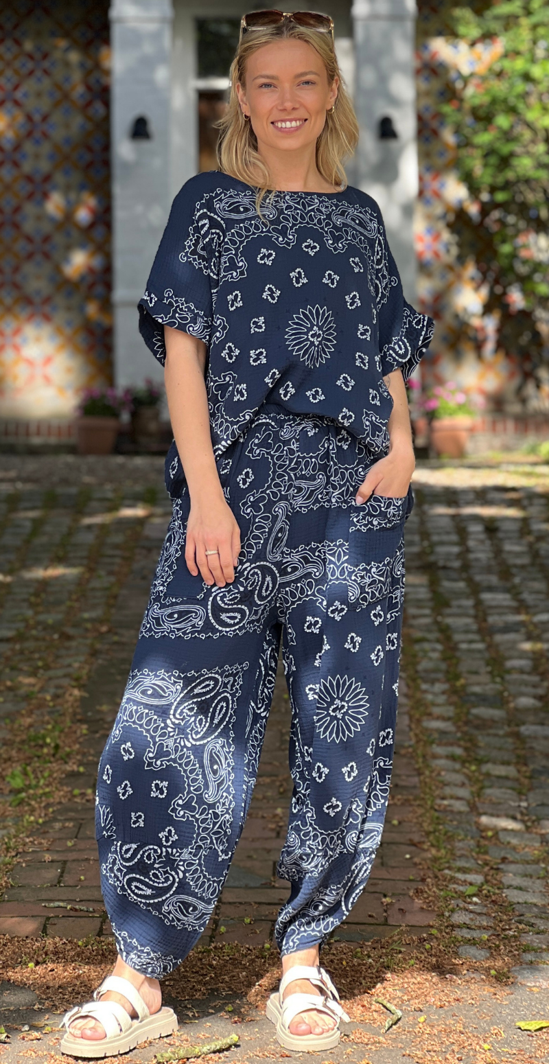 Bree sæt med bukser og bluse i musselin med paisley print navy LikeLondon