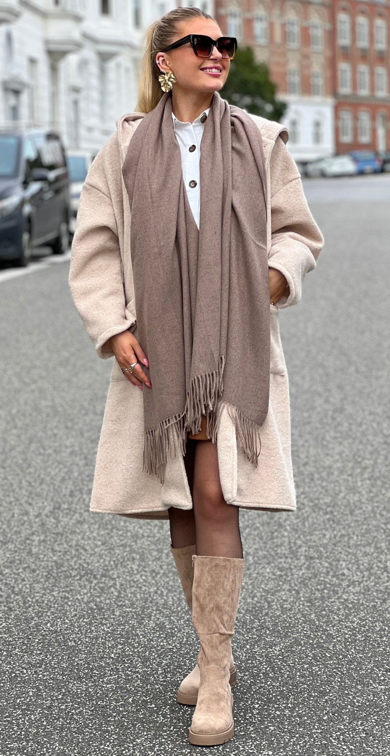 Tori jakke med hætte, lommer og knapper beige LikeLondon