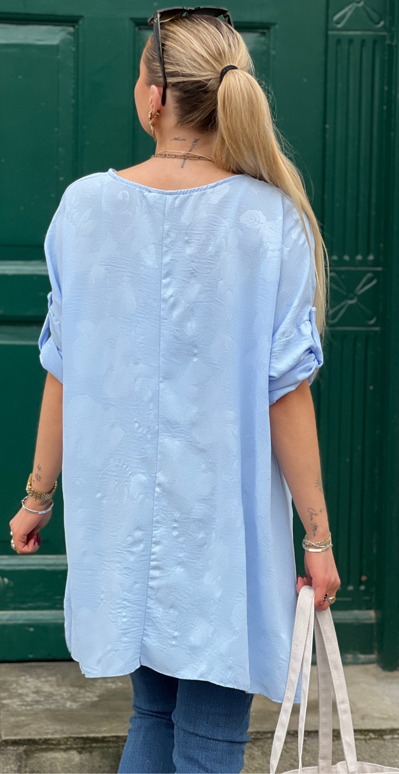 Amanda tunika med præget mønster og halskæde celeste LikeLondon
