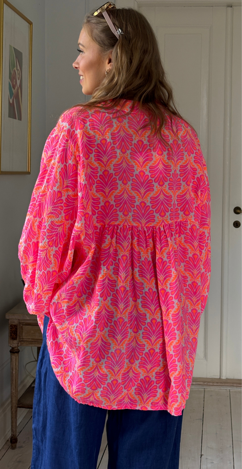 Frida mønstret bluse i musselin med vidde og overskæring pink/orange LikeLondon