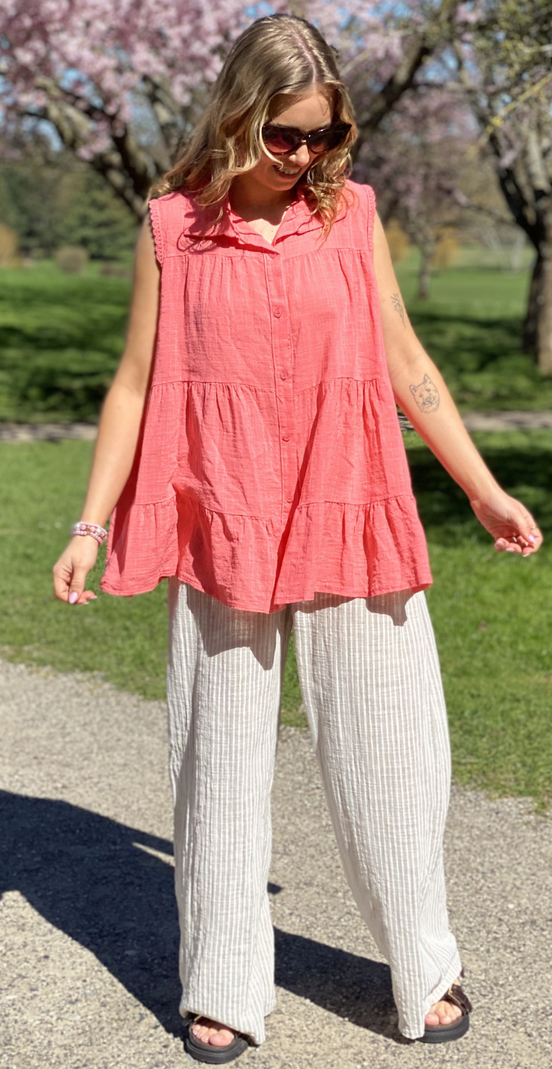 Rinda bluse uden ærmer med peplum og hæklede detaljer koral LikeLondon
