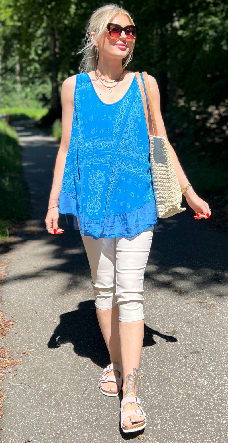 Zaida top med paisleyprint og satinkant royalblue LikeLondon