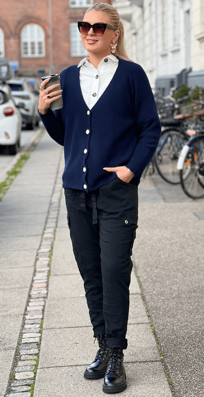 Zophia uldcardigan med V-hals og perlemorsknapper navy LikeLondon