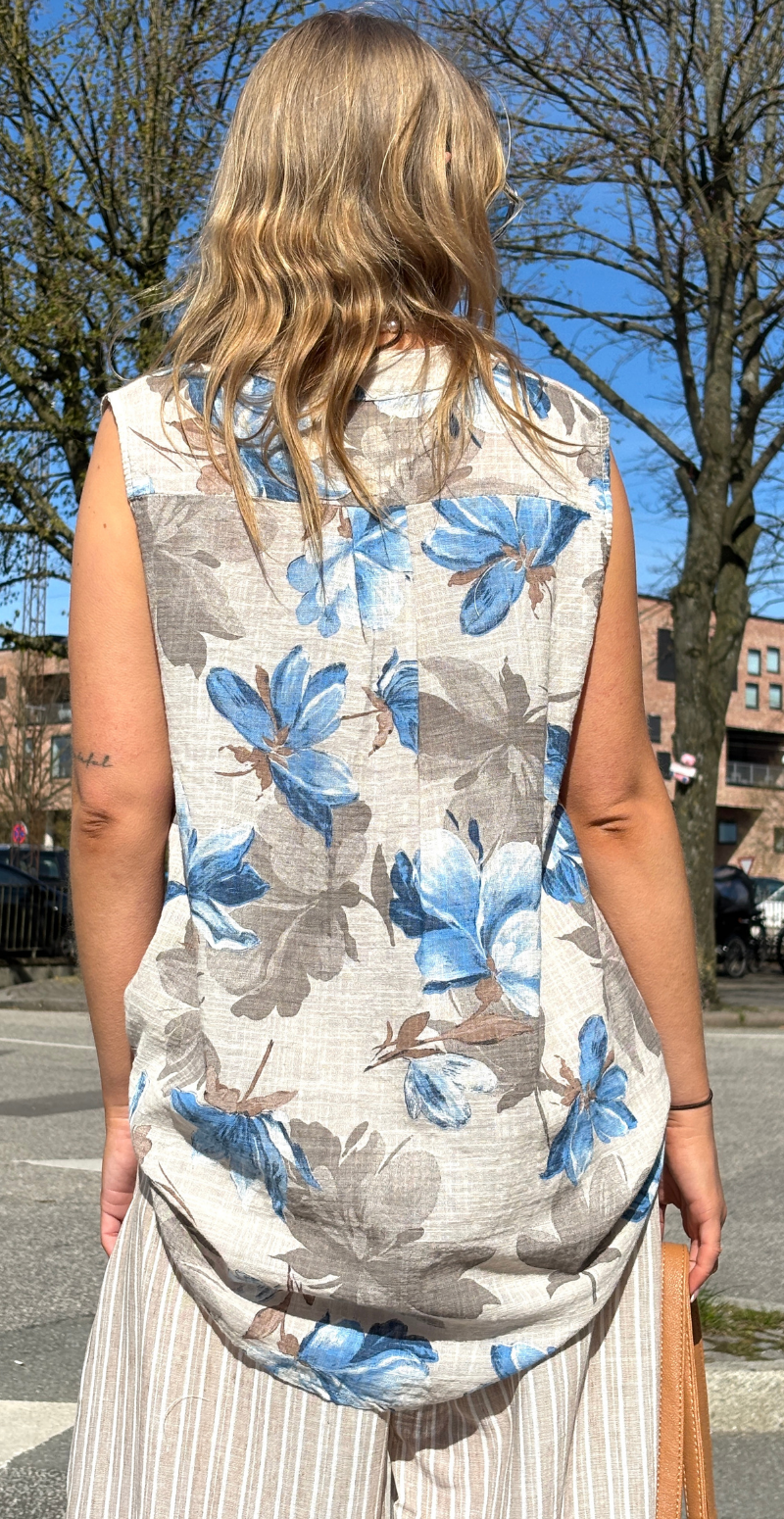 Dorota top med knapstolpe og store blomster beige LikeLondon