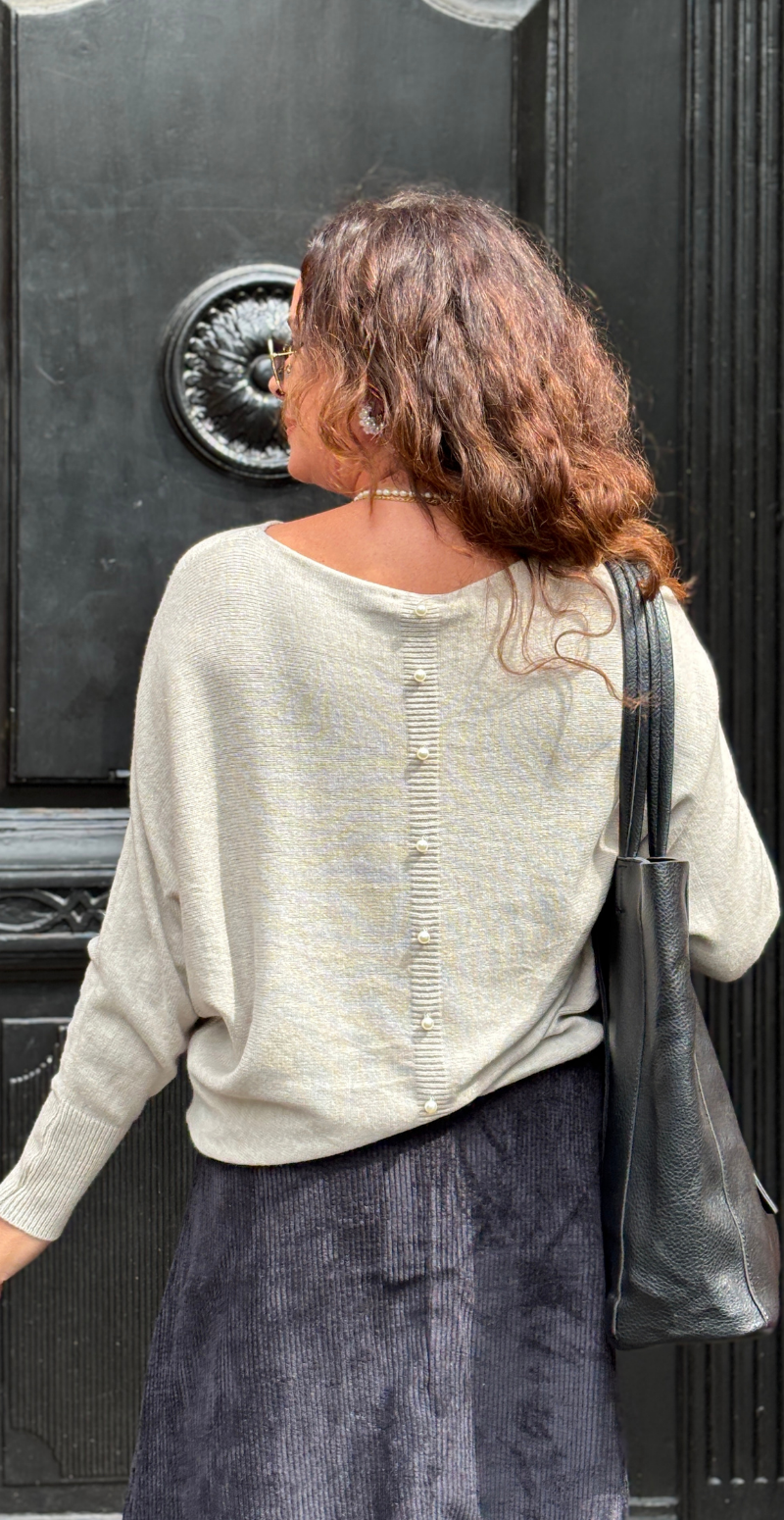 Catarine bluse med perlemorsknapper beige LikeLondon