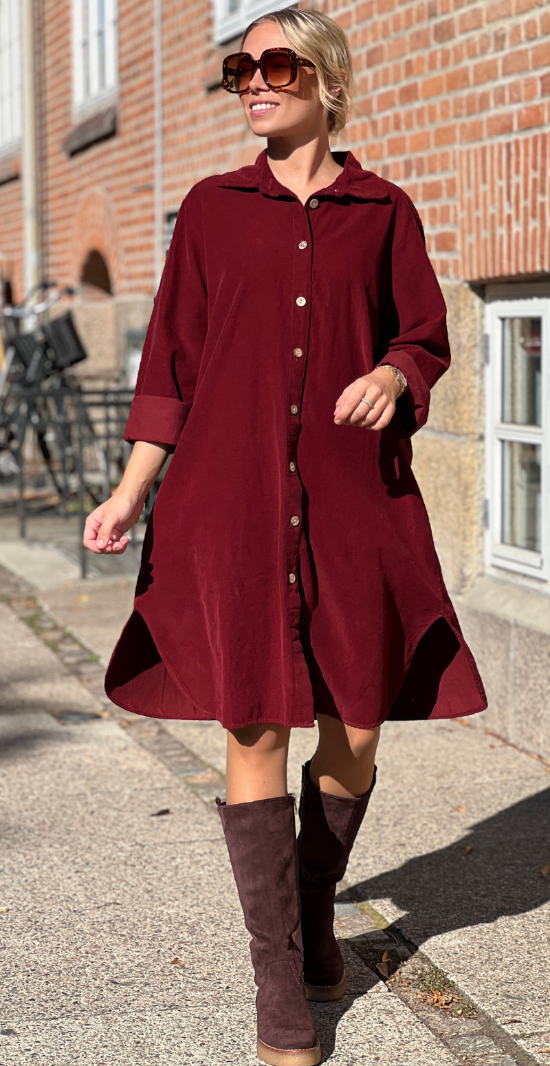 Danica fløjls kjole-tunika med knapstolpe bordeaux LikeLondon
