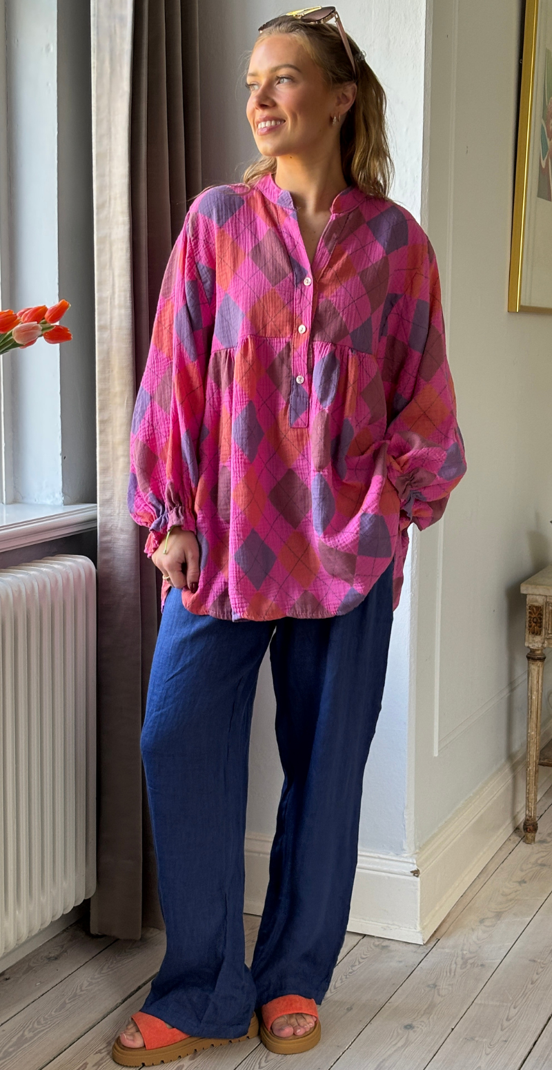 Frida mønstret bluse i musselin med vidde og overskæring rombi/fuxia LikeLondon