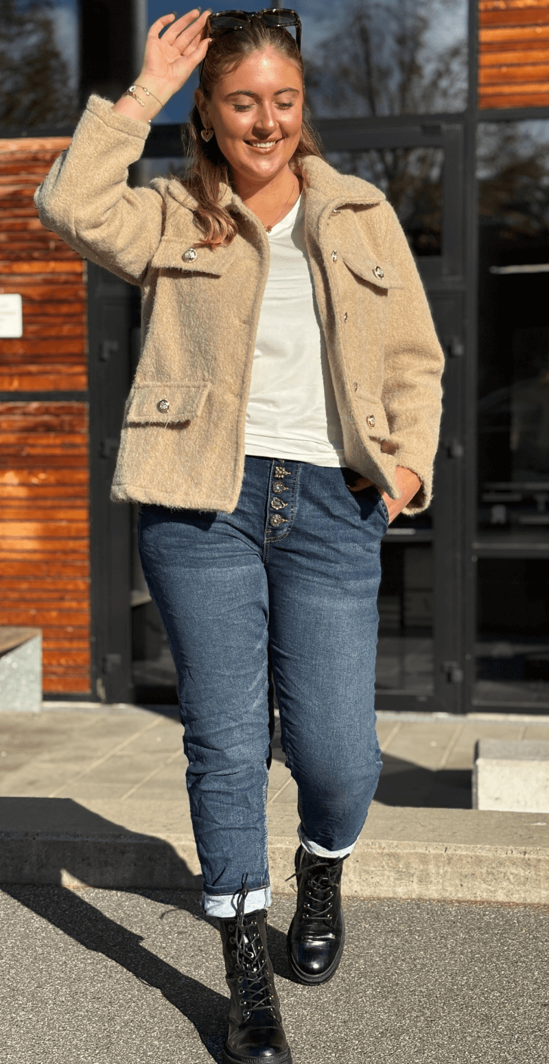 Anastacia klassisk jakke med pynteknapper beige LikeLondon