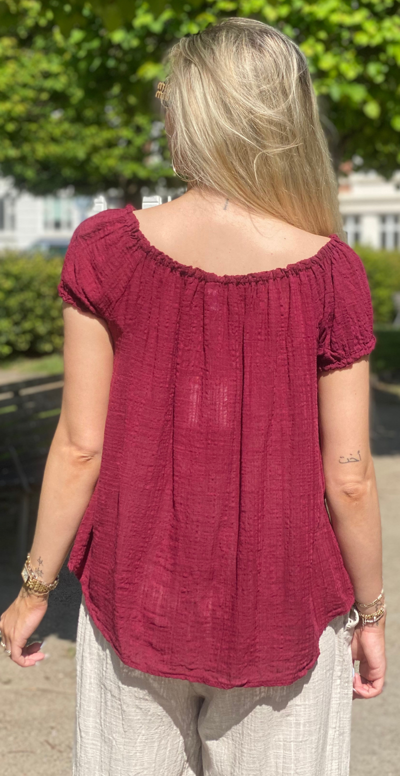 Karin bluse med korte ærmer, bindebånd og hæklede detaljer bordeaux LikeLondon