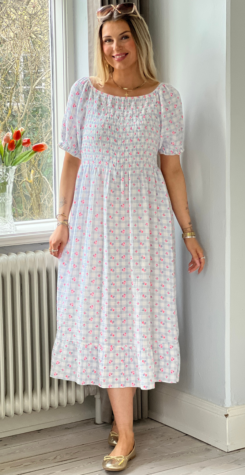 Olga ternet kjole med små blomster og smock blå LikeLondon