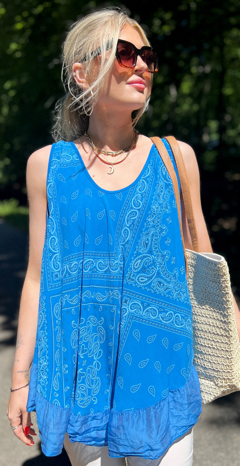 Zaida top med paisleyprint og satinkant royalblue LikeLondon
