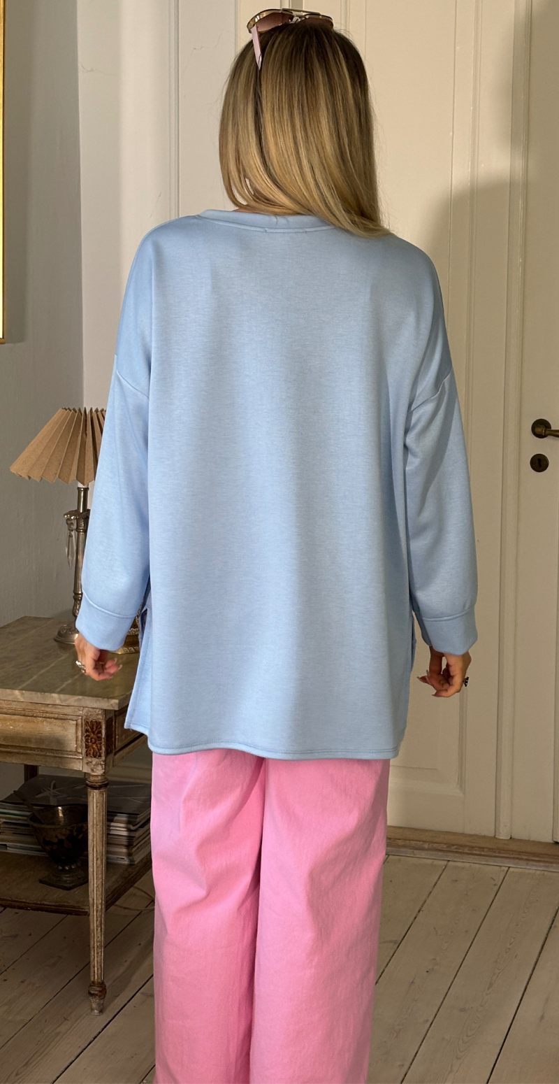 Allie sweatshirt med rund hals og "Amour" sky blue LikeLondon
