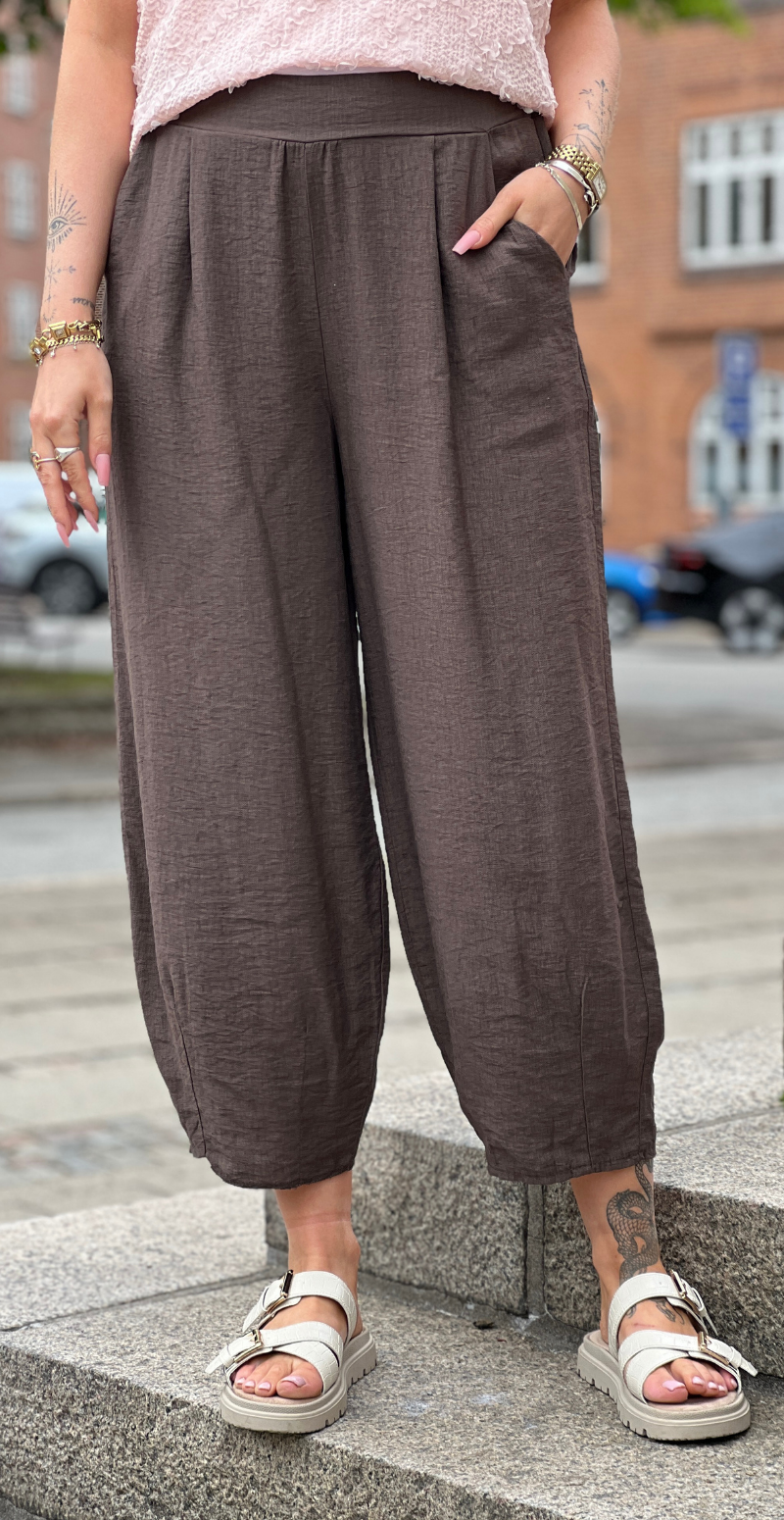 Forudbestil uge 23 Alana bukser med skrålommer og barrel-fit brun LikeLondon