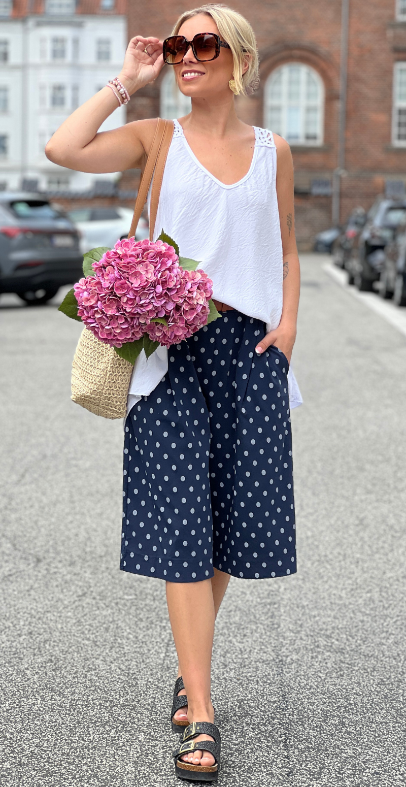 Emma bermuda shorts med prikker og bælte navy LikeLondon
