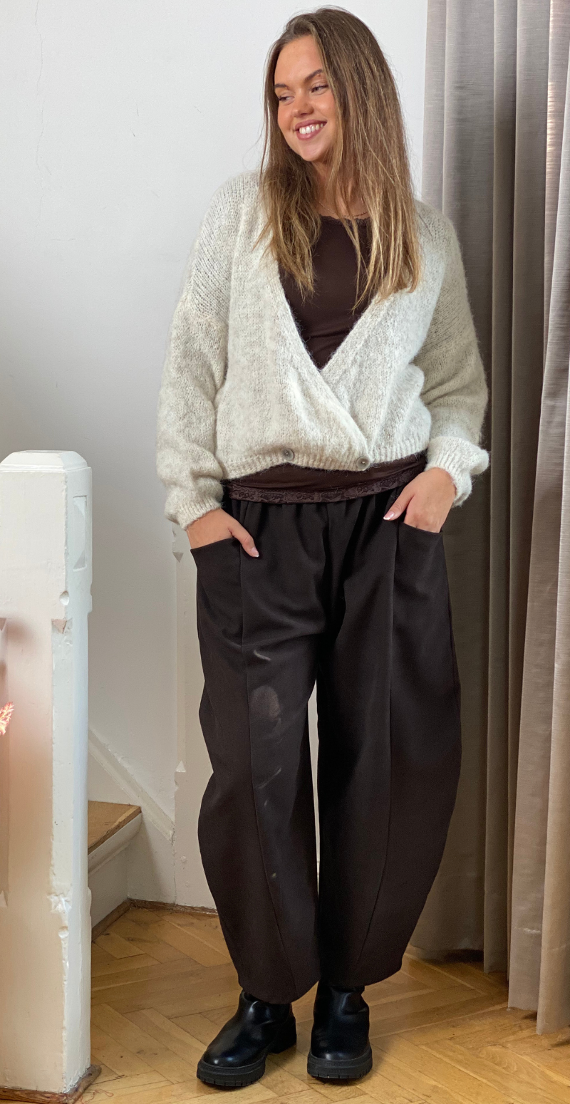 Kitty strikcardigan med wrapeffekt og knapper beige LikeLondon