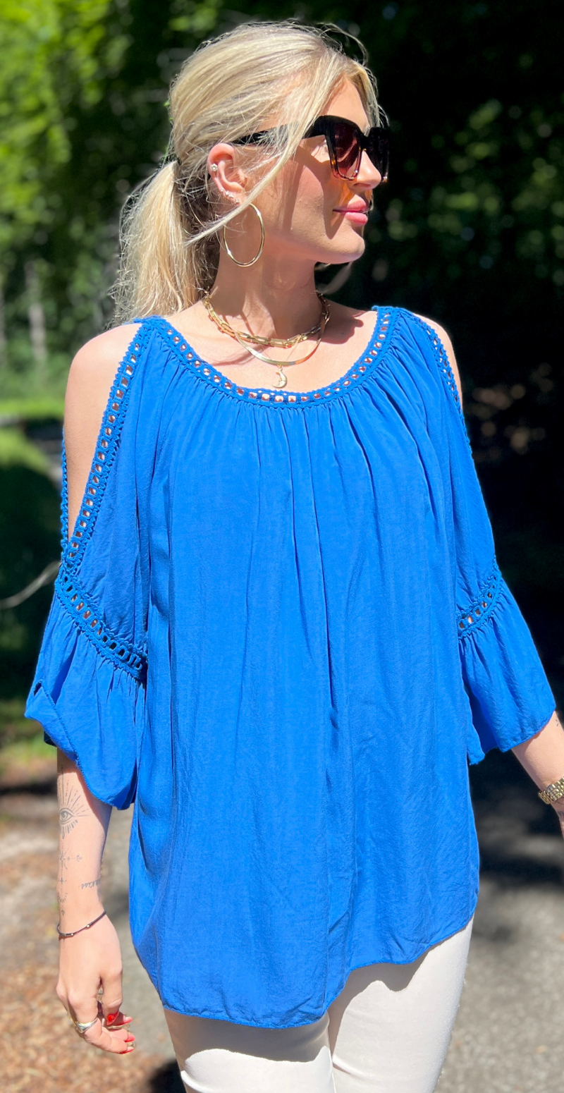 Arabella bluse med blondekanter og åben ved skulderen royal blue LikeLondon