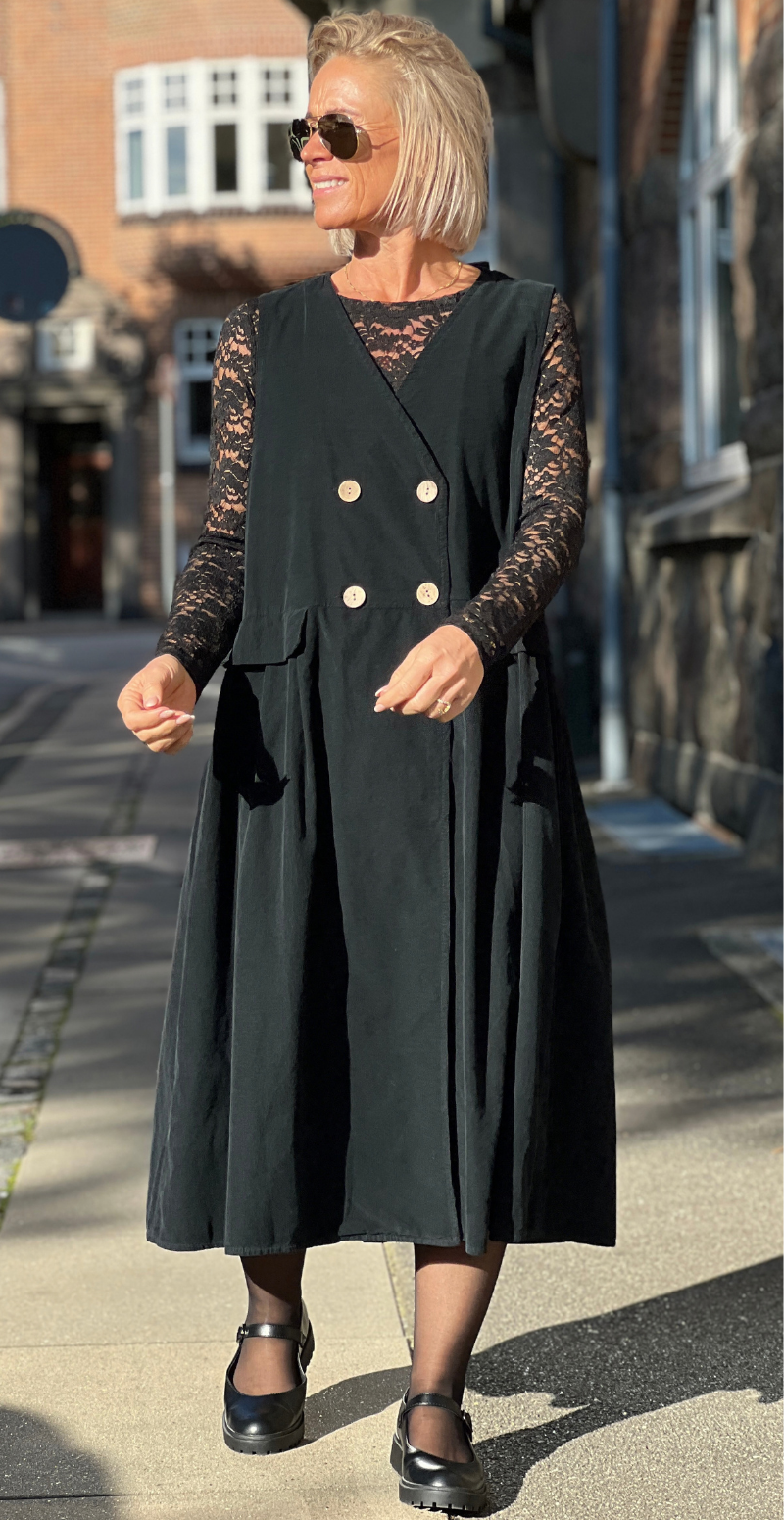 Roberta fløjlskjole med knapper foran og lommer sort LikeLondon