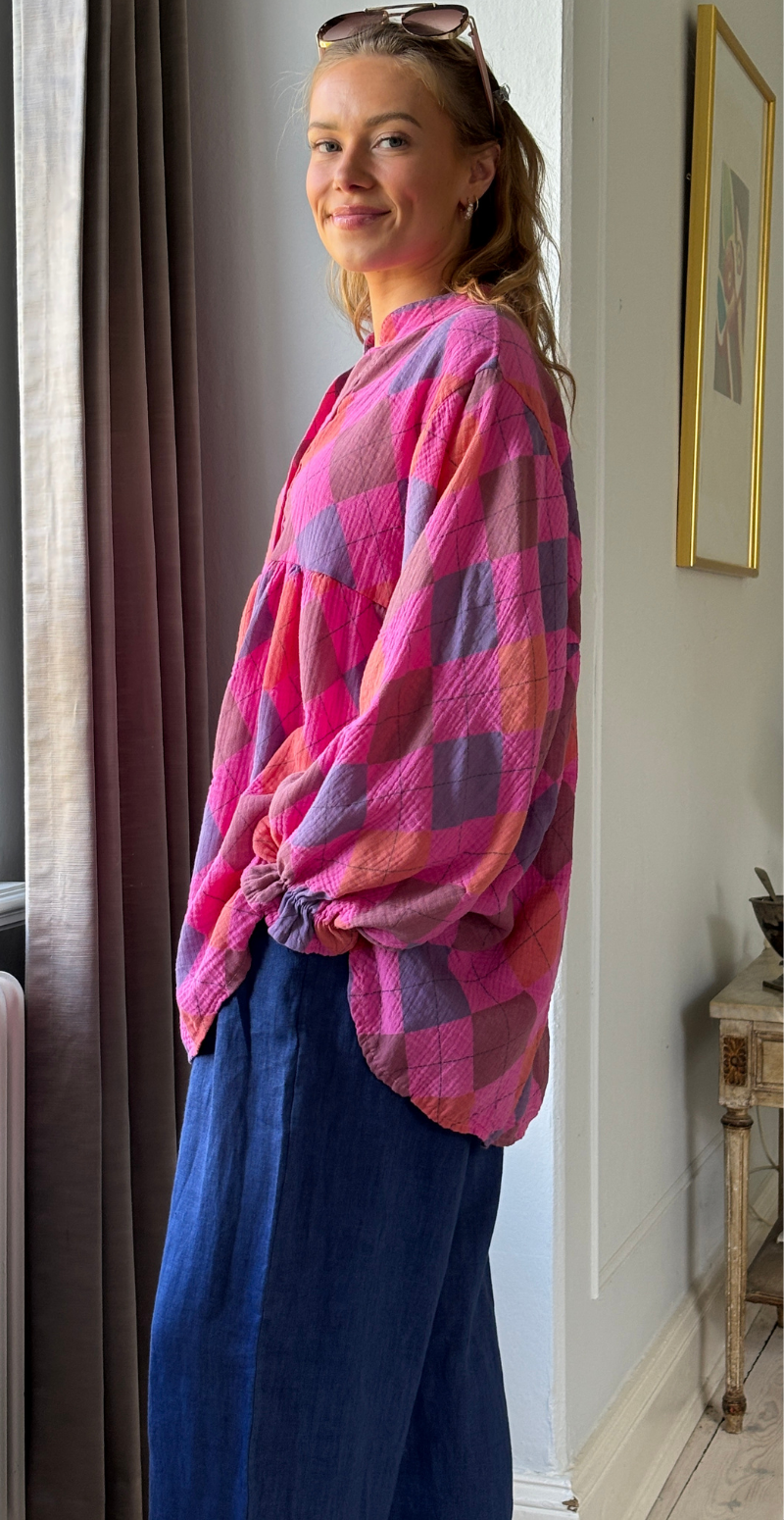 Frida mønstret bluse i musselin med vidde og overskæring rombi/fuxia LikeLondon